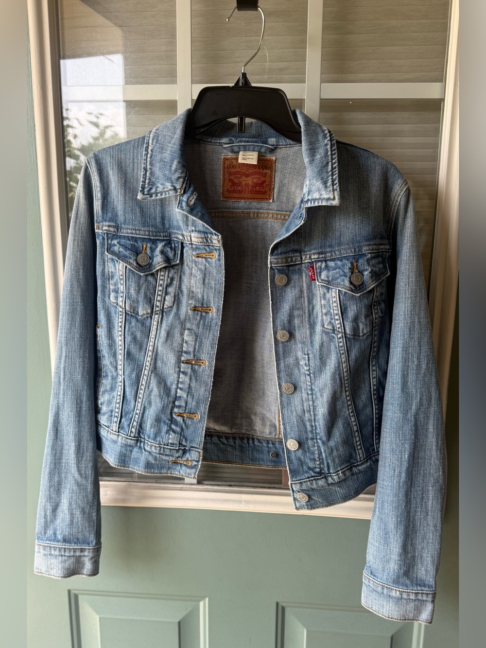 Levi’s Women’s Small Blue Denim Trucker Jacket Light Wash Stretch Button Front